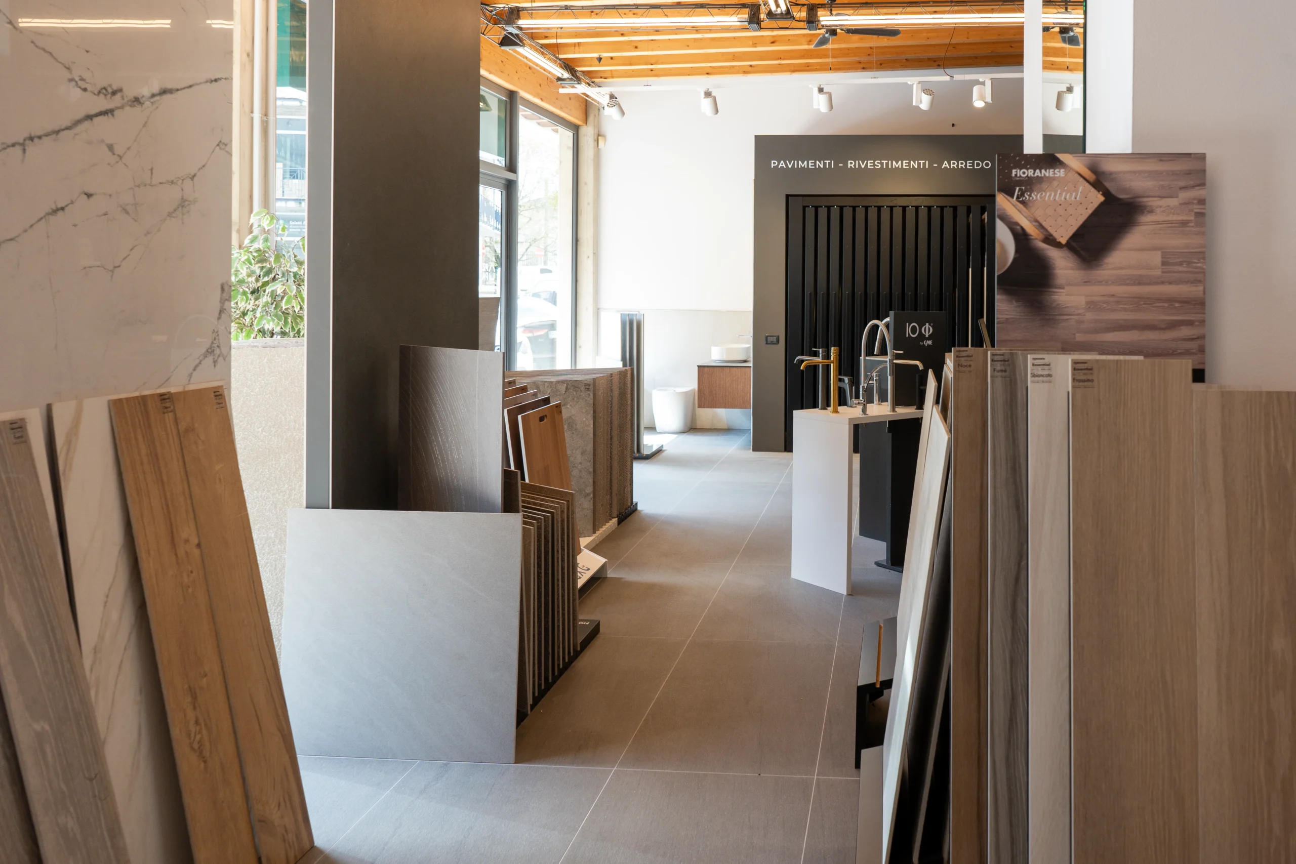 Allestimento bagno completo nello showroom